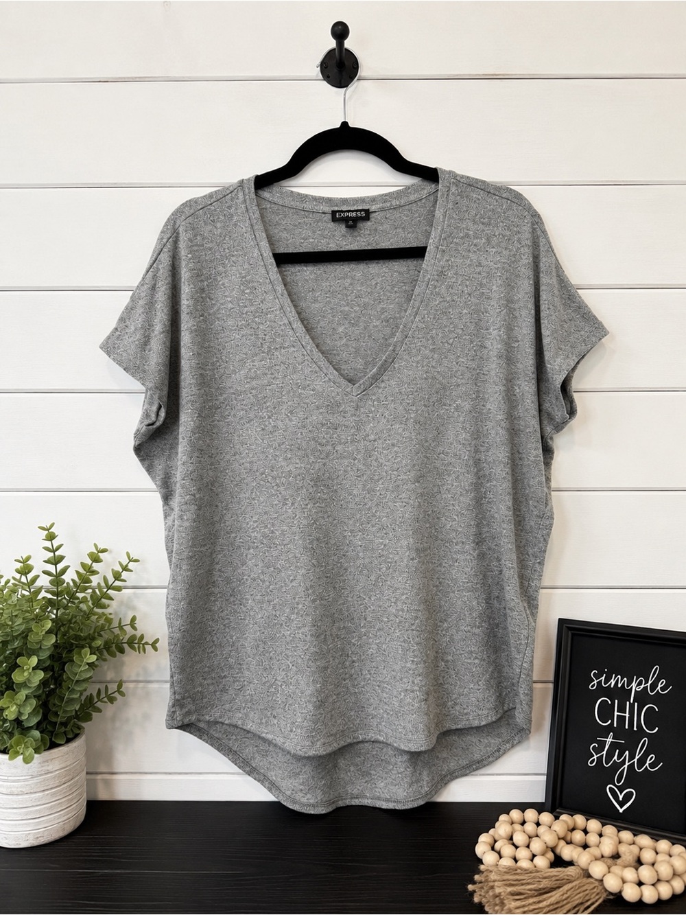 🩶 Express Gray V-Neck High Low Short Sleeve Top Size Large